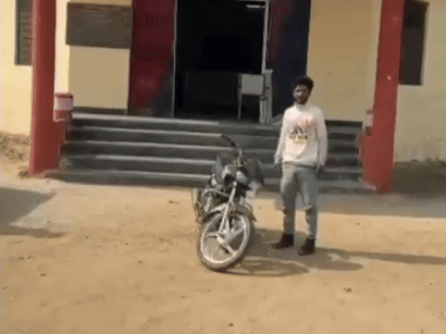 मंदिर से बाइक चुराने वाला शातिर चोर गिरफ्तार:चोरी की बाइक बरामद, नेटवर्क की जांच में जुटी गांधीनगर पुलिस