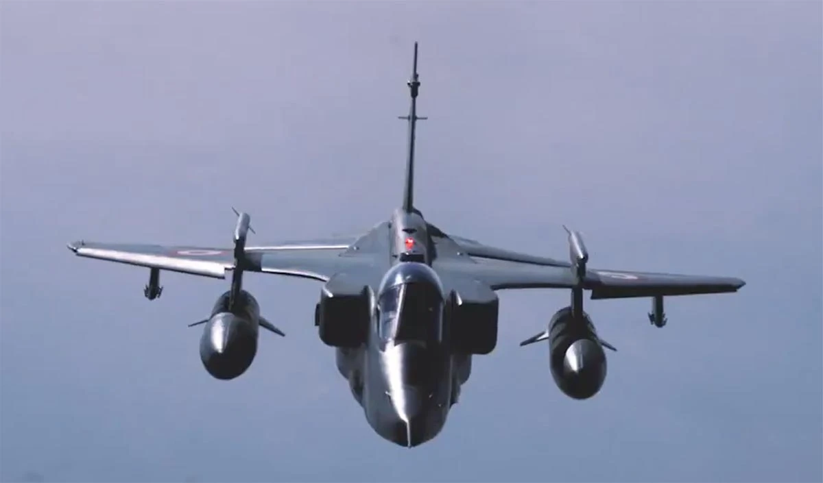 Indian Air Force ने घातक मिसाइलों से लैस अत्याधुनिक लड़ाकू विमान दिखाकर दुष्प्रचार का तगड़ा जवाब दे दिया