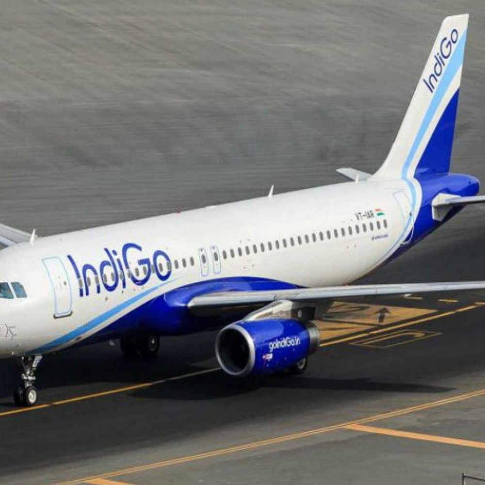 दिल्ली-पुणे इंडिगो फ्लाइट को बम से उड़ाने की धमकी:टॉयलेट में हाथ से लिखा नोट मिला, 5 दिन में दूसरी घटना