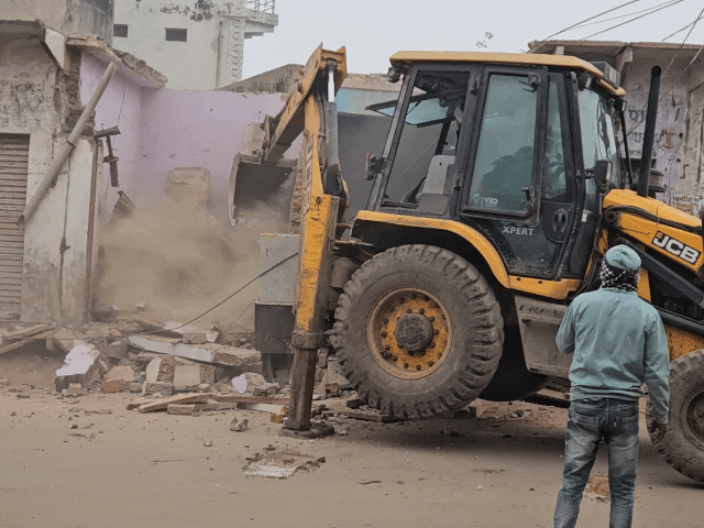 नगर निगम ने गोवर्धन गेट पर दुकानों को तोड़ा:रोड़ को 80 फुट चौड़ा करने के लिए कार्रवाई, मछली मोहल्ला का चौराहा हुआ चौड़ा