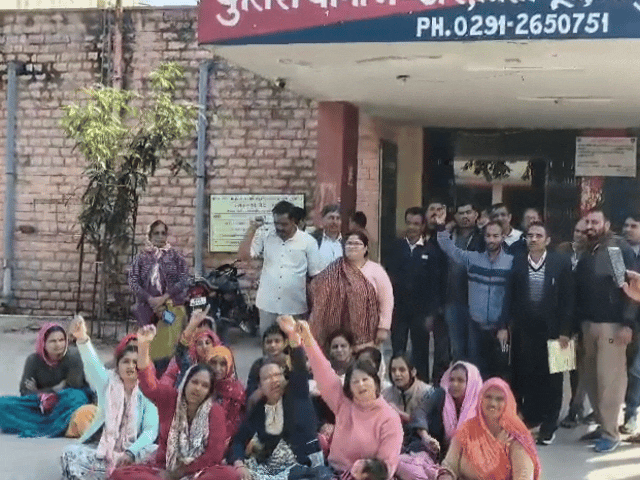 साईं एनक्लेव के लोगों ने पानी को लेकर किया प्रर्दशन:बोले- बिल्डर ने जलदाय विभाग में नहीं जमा कराए पानी के पैसे, पुलिस पर भी लगाए आरोप