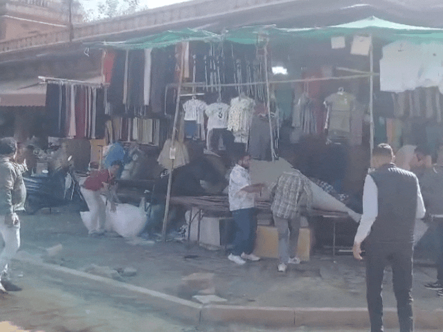 निगम ने घंटाघर के आस-पास हटाए अतिक्रमण:दुकानदारों से खाली कराए बरामदे, चार गाड़ी सामान किया जब्त