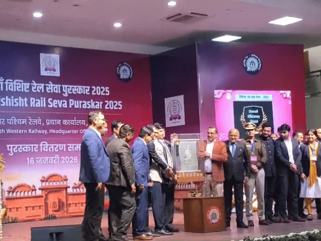 उत्तर पश्चिम रेलवे में जोधपुर टॉपर, हासिल की ‘जीएम शील्ड’:8 शील्ड के साथ जोधपुर मंडल जोन में नंबर-1, जीएम ने थमाई ‘ओवरऑल एफिशिएंसी’ ट्रॉफी