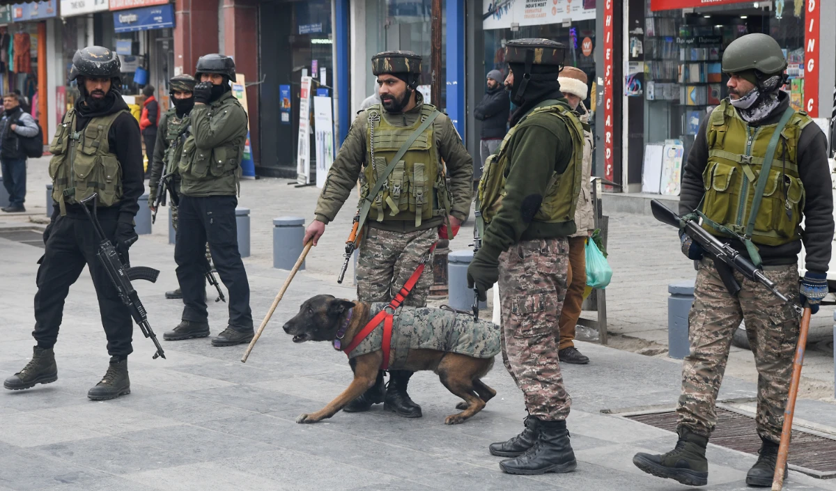 Jammu and Kashmir | किश्तवाड़ के डोलगाम में सुरक्षा बलों और आतंकियों के बीच मुठभेड़ जारी, इलाके की घेराबंदी, इंटरनेट सेवाएं ठप