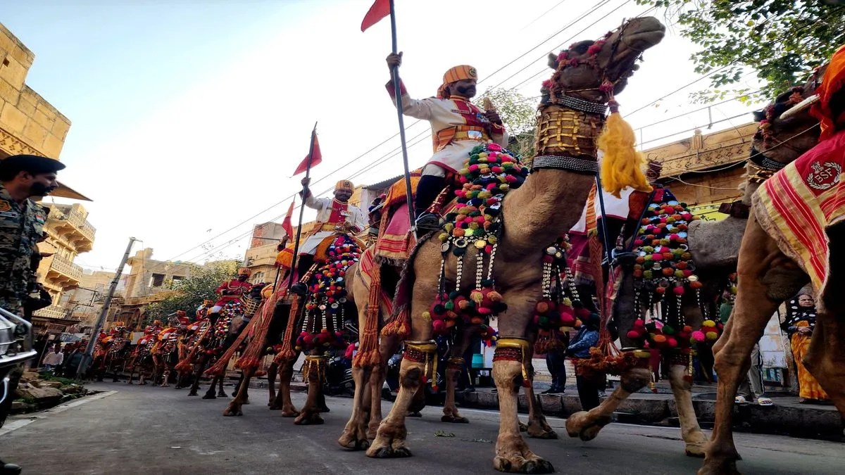 Video: सजे-धजे ऊंटों और शाही पोशाक में सीसुब के जवान बने आकर्षण का केंद्र