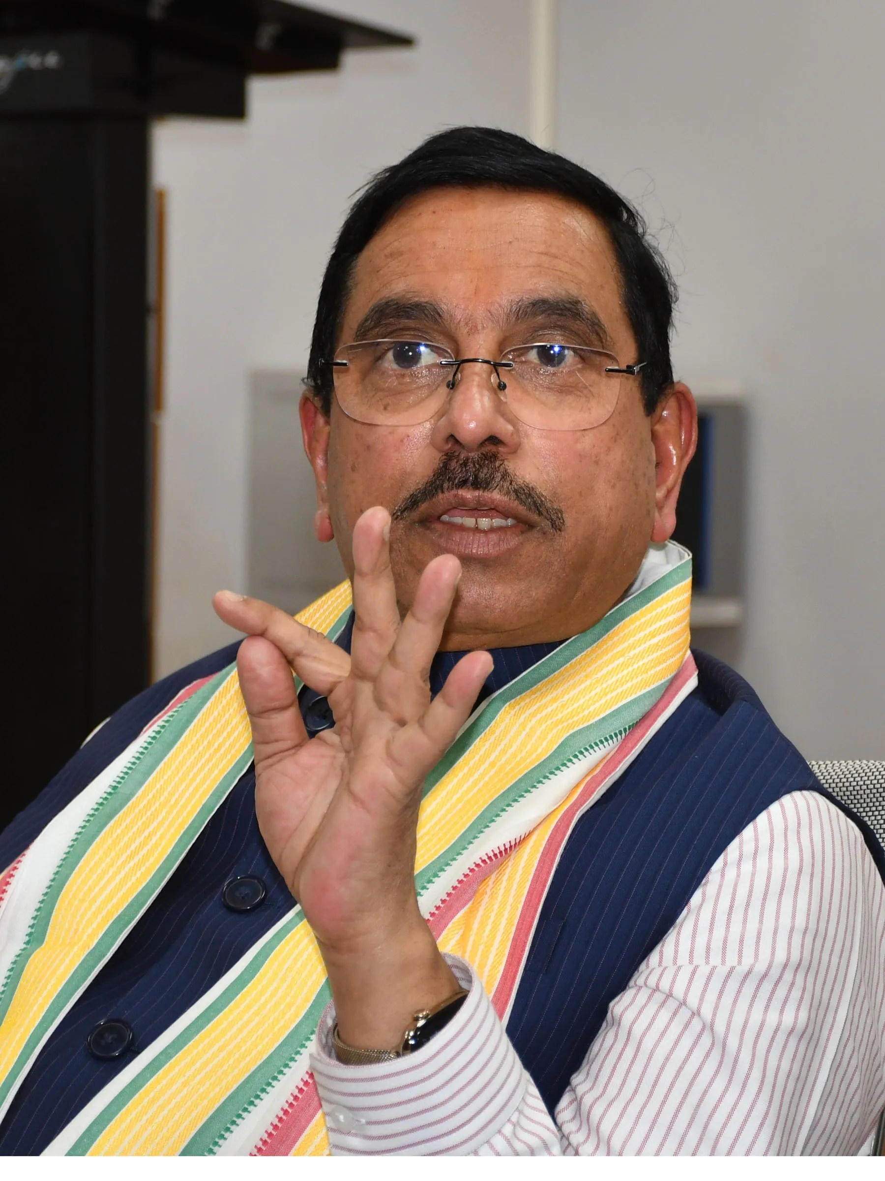 कांग्रेस का व्यवहार अफसोसनाक, गवर्नर का अपमान बर्दाश्त नहीं: जोशी