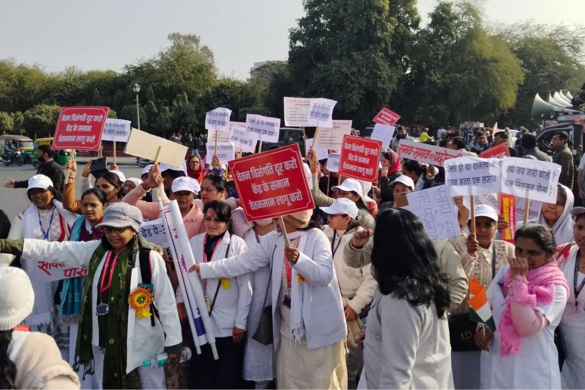 जयपुर में कर्मचारी महासंघ ने निकाली रैली, सड़कों पर उतरे कर्मचारी, किया शक्ति प्रदर्शन, सरकार को दी चेतावनी