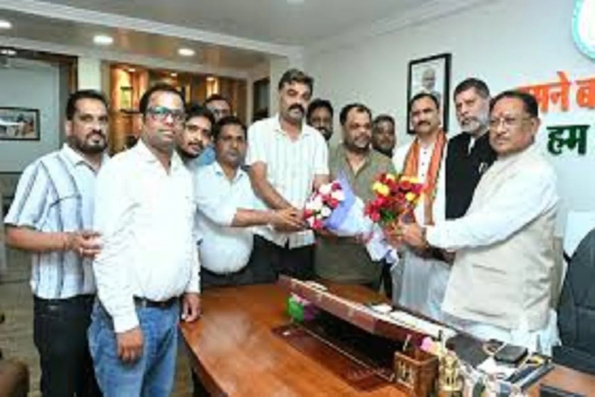 CG News: स्वास्थ्य मंत्री से मिले एनएचएम कर्मचारी, 6 मांगों के निराकरण का भरोसा