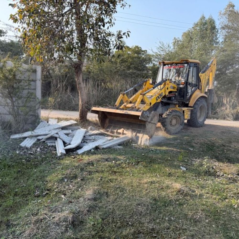 मथुरा में MVDA की कार्यवाही:2 अवैध कॉलोनियों पर चला बुलडोजर, चार निर्माण किये सील