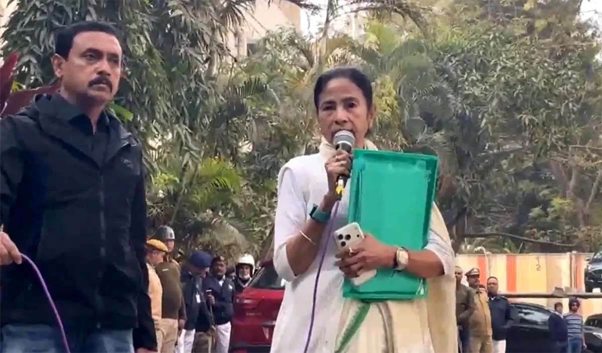 TMC के रणनीतिकार I-PAC के यहां ED Raid की खबर सुनकर दौड़ी दौड़ी पहुँचीं Mamata Banerjee, ले गईं फाइल, BJP बोली- सच सामने आकर रहेगा