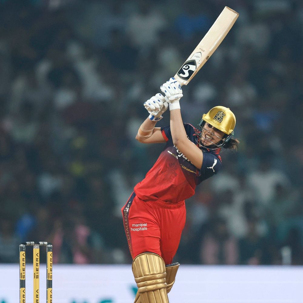 WPL में बेंगलुरु की लगातार चौथी जीत:दिल्ली को 8 विकेट से हराया, कप्तान मंधाना ने 96 रन बनाए; बेल-साटघरे को 3-3 विकेट