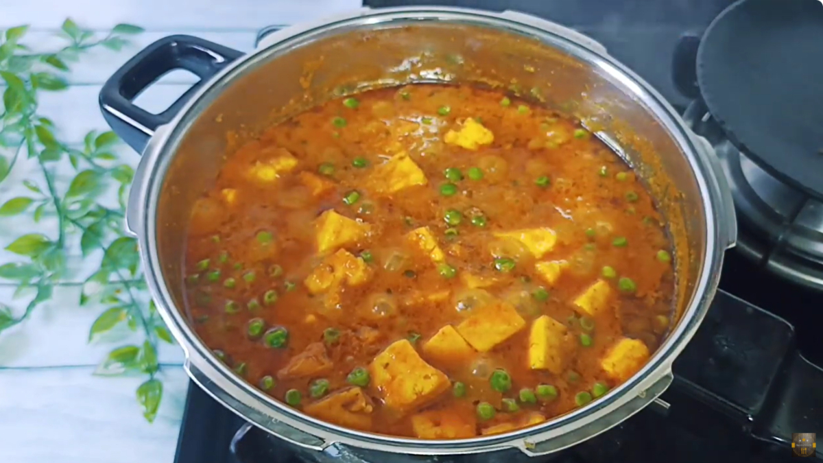 कुकर वाला मटर पनीर खाया है क्या? उंगलियां चाटते रह जाएंगे, फटाफट नोट कर लें रेसिपी