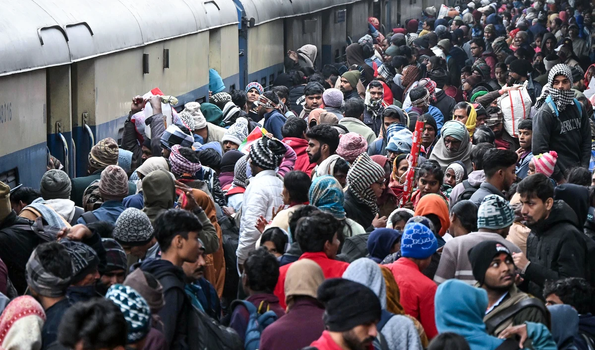 दहशत का माहौल: मऊ रेलवे स्टेशन पर बम की सूचना से मचा हड़कंप, मुंबई जाने वाली काशी एक्सप्रेस खाली कराई गई