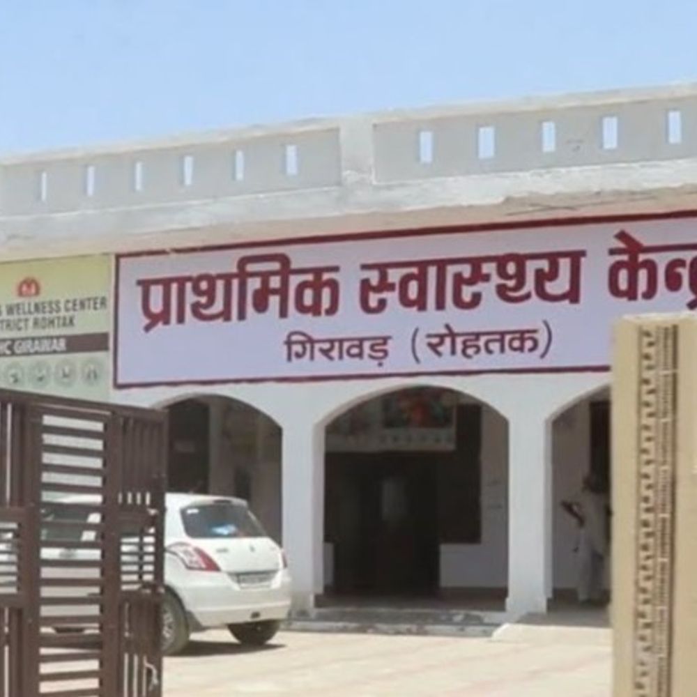 रोहतक में सरकारी स्कूल-पीएचसी से सामान चोरी:मरम्मत कार्य चल रहा था, कमरों के तोड़े ताले; जन्म-मृत्यु का रिकॉर्ड भी नहीं छोड़ा