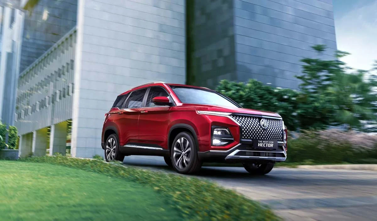MG Hector Plus Diesel Manual: मस्कुलर लुक, स्पेसियस केबिन और शानदार ड्राइविंग एक्सपीरियंस