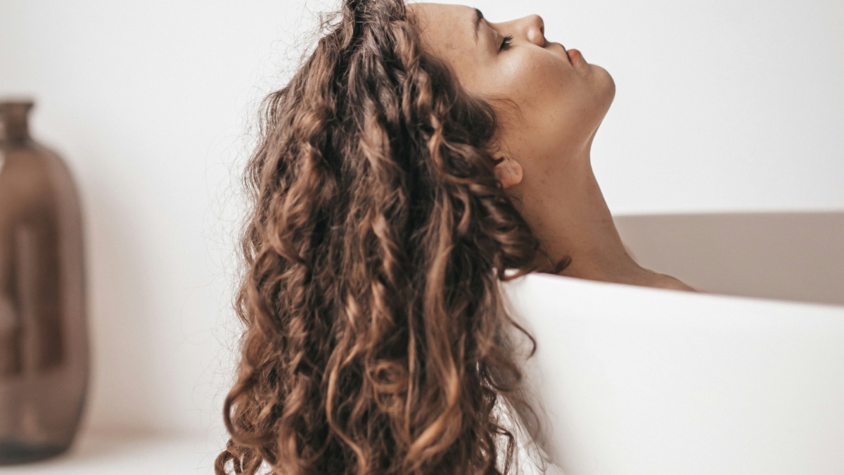 ऐसे करेंगे अपने डल और बेजान हेयर की केयर तो एक महीने में सुधर जाएगी बालों की दशा, आज से ही करें फॉलो