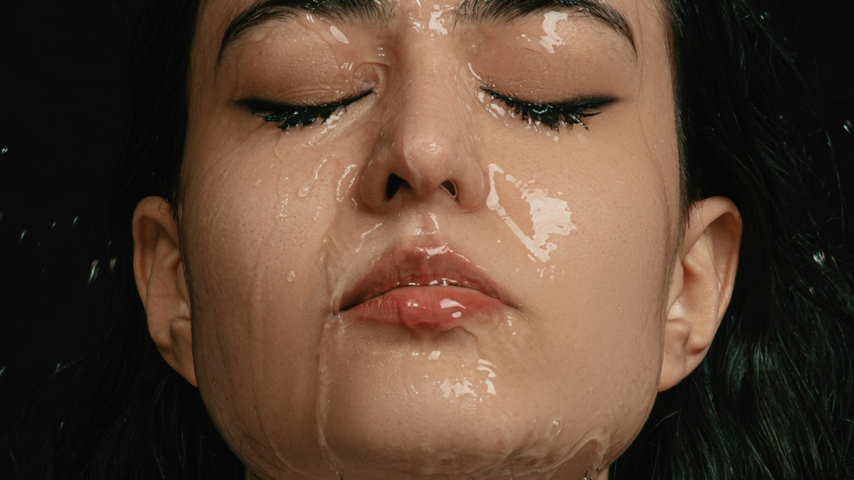 सुबह उठकर चेहरा गर्म पानी से धोना चाहिए या ठंडे पानी से? जानें क्या है विंटर स्किन केयर का सही तरीका?