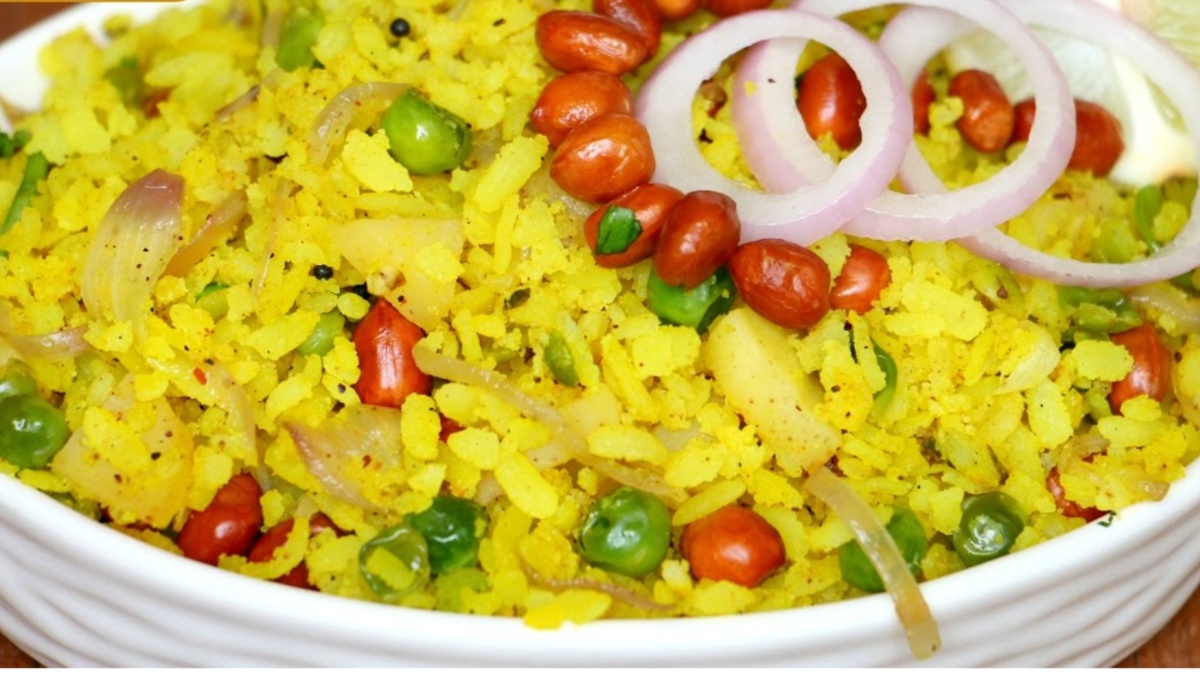सुबह नाश्ते में बना लें इंदौरी स्टाइल पोहा, इसके खट्टे मीठे मीठे स्वाद के हो जाएंगे फैन, झटपट नोट करें रेसिपी