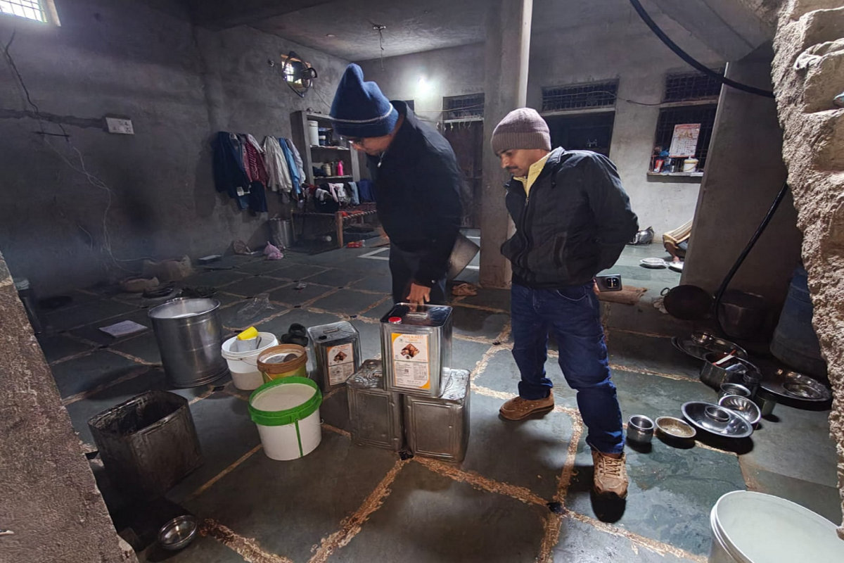 डेयरी पर डाला छापा, रिफाइंड ऑइल-आरएम कैमिकल से बना रहे थे सिंथेटिक दूध