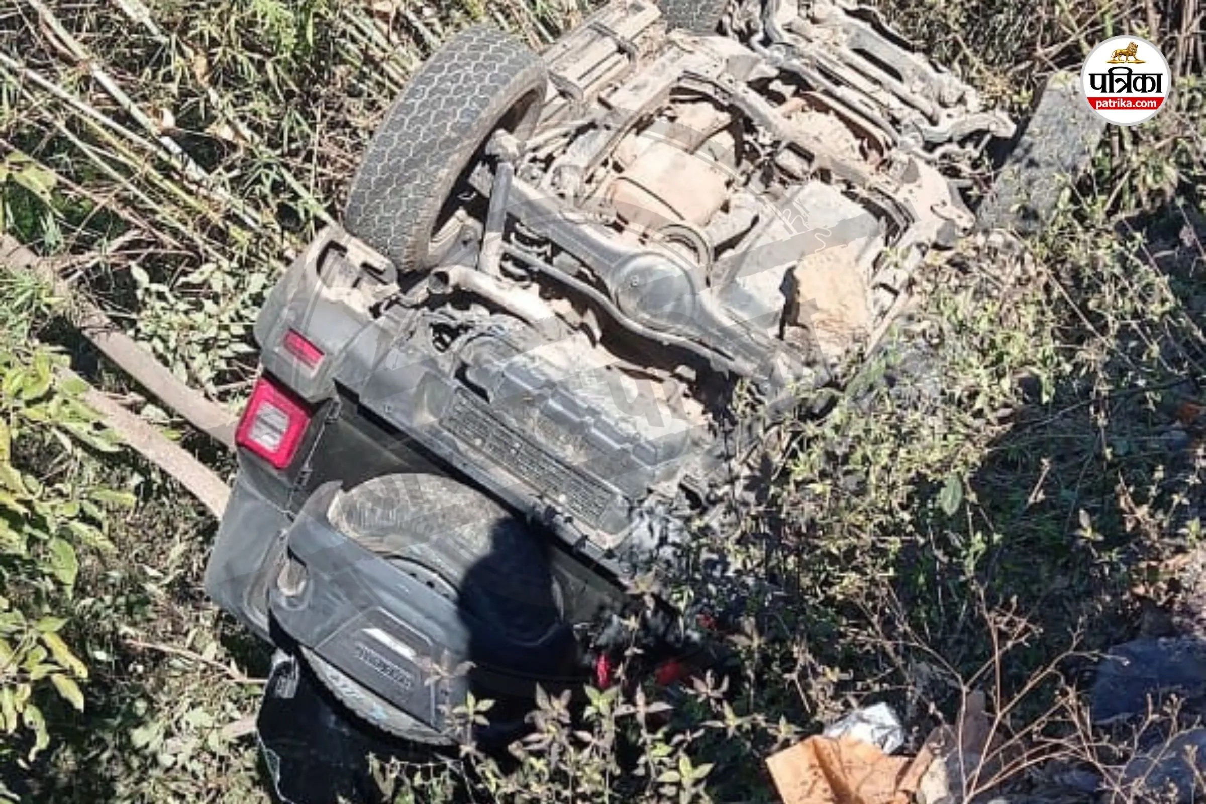 Sirohi News: माउंट आबू में अनियंत्रित होकर खाई में गिरी कार, 10 फीट नीचे बांस के पेड़ों में अटकी, एक ही परिवार के 4 लोग सवार थे