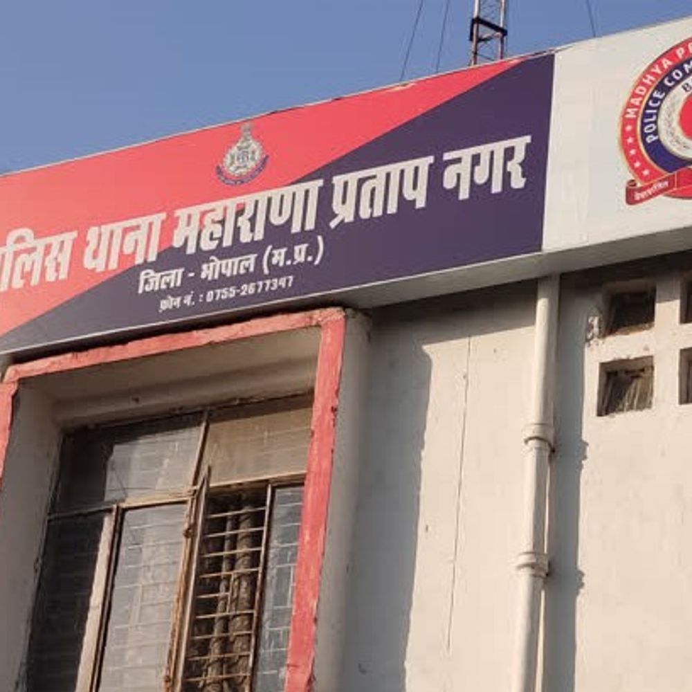 कोर्ट से लौट रहे युवक पर जानलेवा हमला:पेट्रोल डालकर जलाने की कोशिश, तीन गिरफ्तार