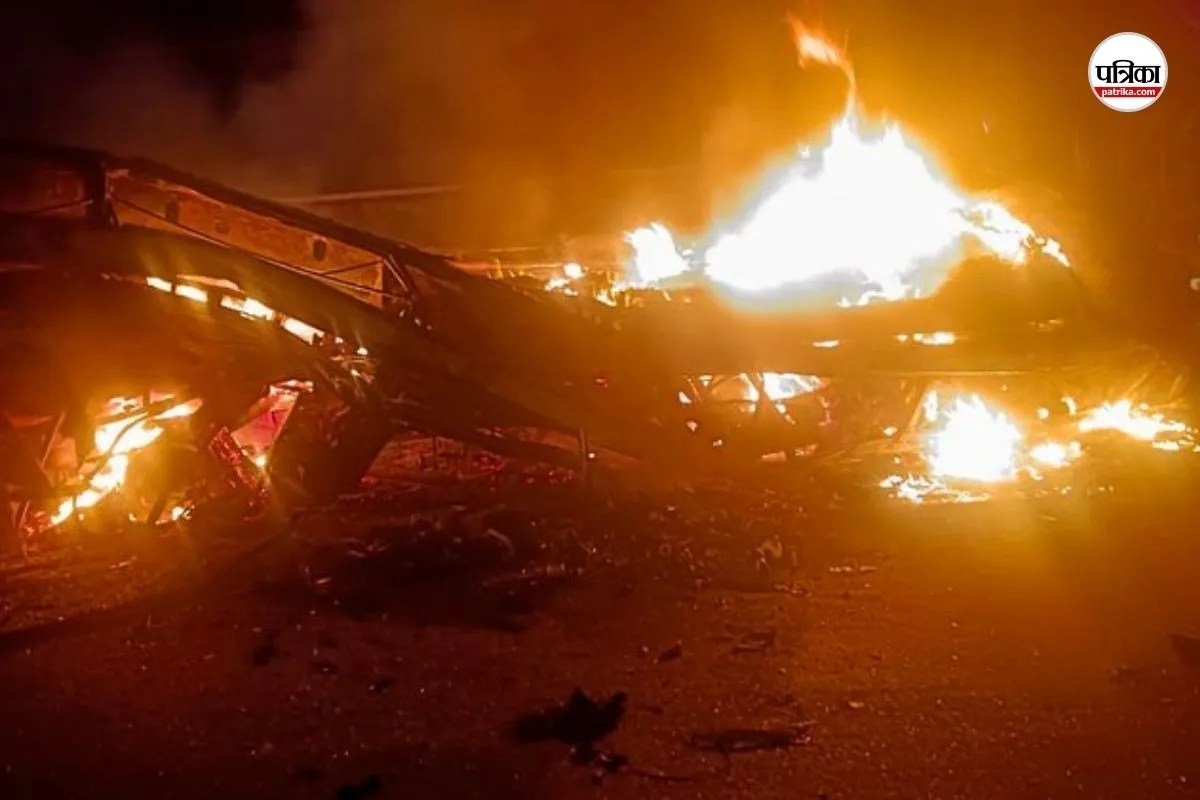 बस और ट्रक की जोरदार टक्कर, आग में जिंदा जले 3 लोग, कई घायल