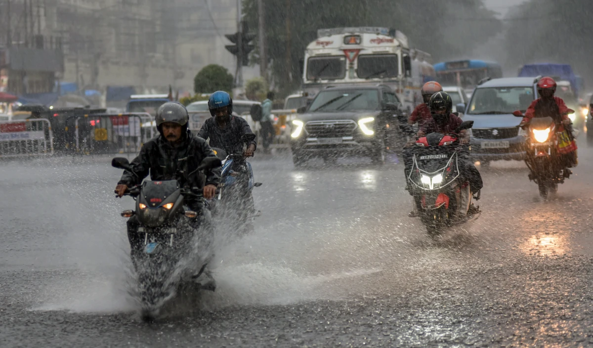 दिल्ली-NCR में बदला मौसम का मिजाज! गरज के साथ हुई बारिश, प्रदूषण से राहत की उम्मीद