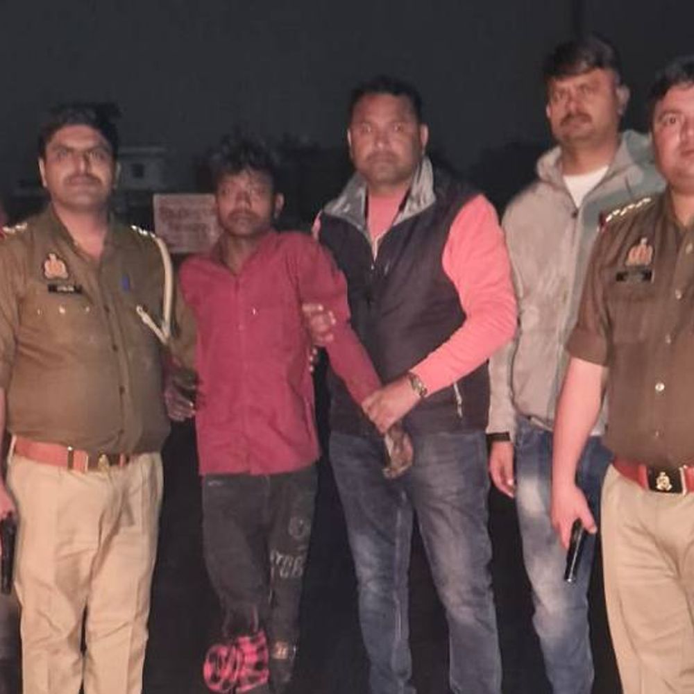 कानपुर पुलिस की थाने से भागे चोर से मुठभेड़:टॉयलेट के बहाने पुलिस को धक्का देकर भागा था, अब पैर में गोली मारकर दबोचा
