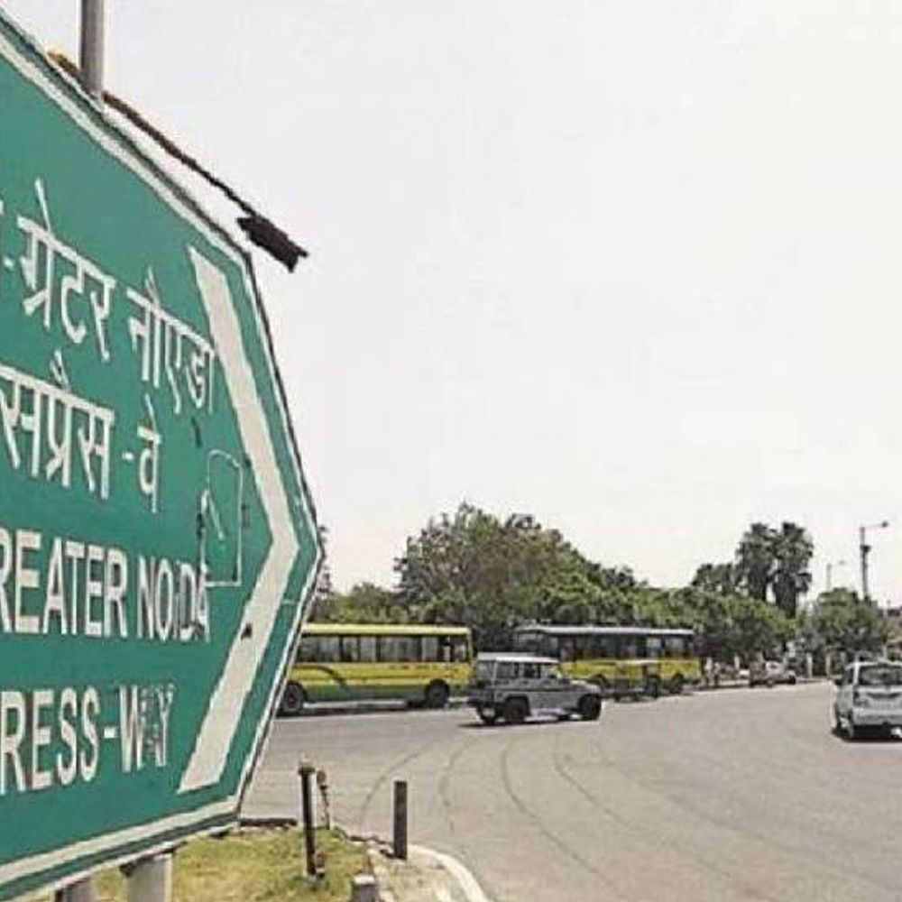 नोएडा एक्सप्रेस वे के नीचे बनेंगे दो अंडरपास:30 सेक्टर और 20 गांवों के हजारों लोगों को होगा फायदा, इसी महीने शुरू होगा काम