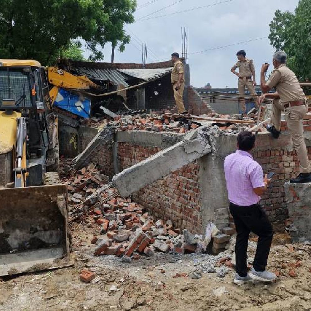 नोएडा में अवैध कब्जा करने पर पांच पर मुकदमा:अधिसूचित जमीन पर हो रहा था निर्माण, दो साल में 2745 करोड़ की जमीन कराई मुक्त