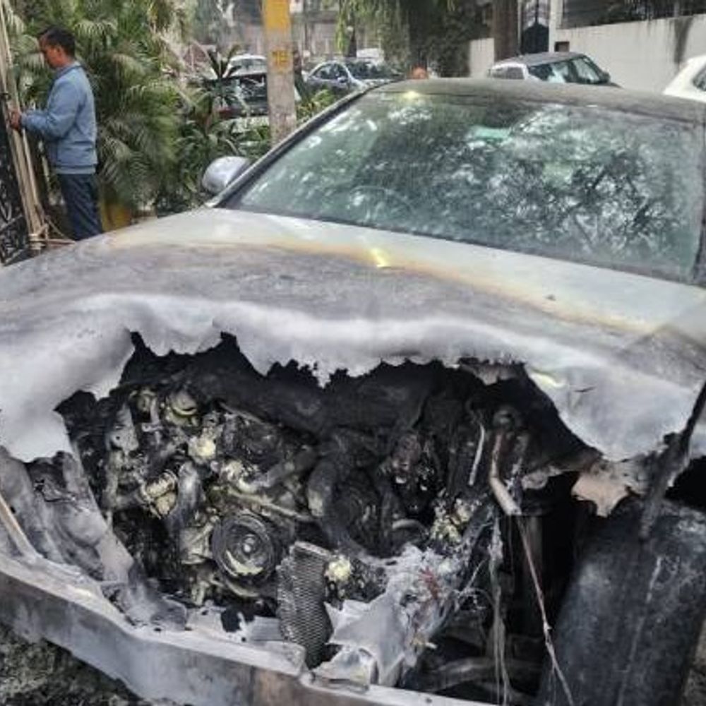 राजा भैया की बेटी राघवी बोली जानलेवा हमला हुआ:घर के गेट-कार में लगाई आग, CCTV में कैद हुआ अज्ञात हमलावर, फोटो-वीडियो जारी किया