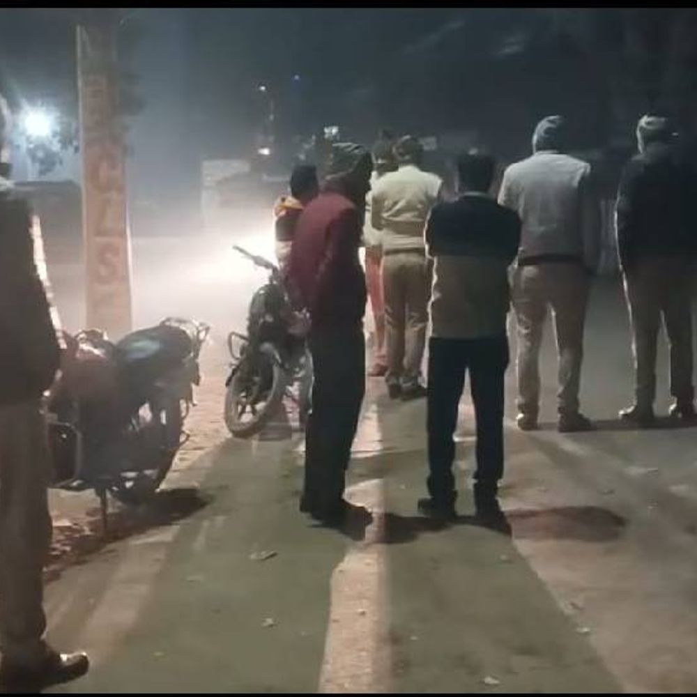 झांसी में गुटखा कारोबारी के मुनीम से लूट:​​​​​​​हाइवे पर बाइक सवार बदमाशों ने कार रुकवाई, फिर रुपयों से भरा बैग छीनकर भागे