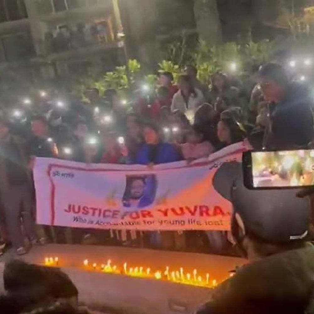 नोएडा में इंजीनियर की मौत पर कैंडल मार्च:मोमबत्ती जलाकर दो मिनट का रखा मौन, जस्टिस फॉर इंजीनियर के लगे नारे