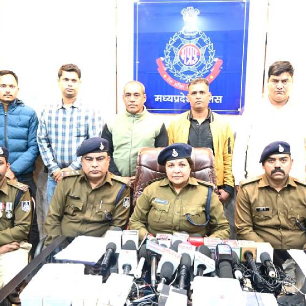 जबलपुर के जनरल स्टोर में बिक रहे थे चाइनीज चाकू:50 से अधिक चाकू बरामद, दो गिरफ्तार; 500 से 1 हजार रुपए में बिकते थे