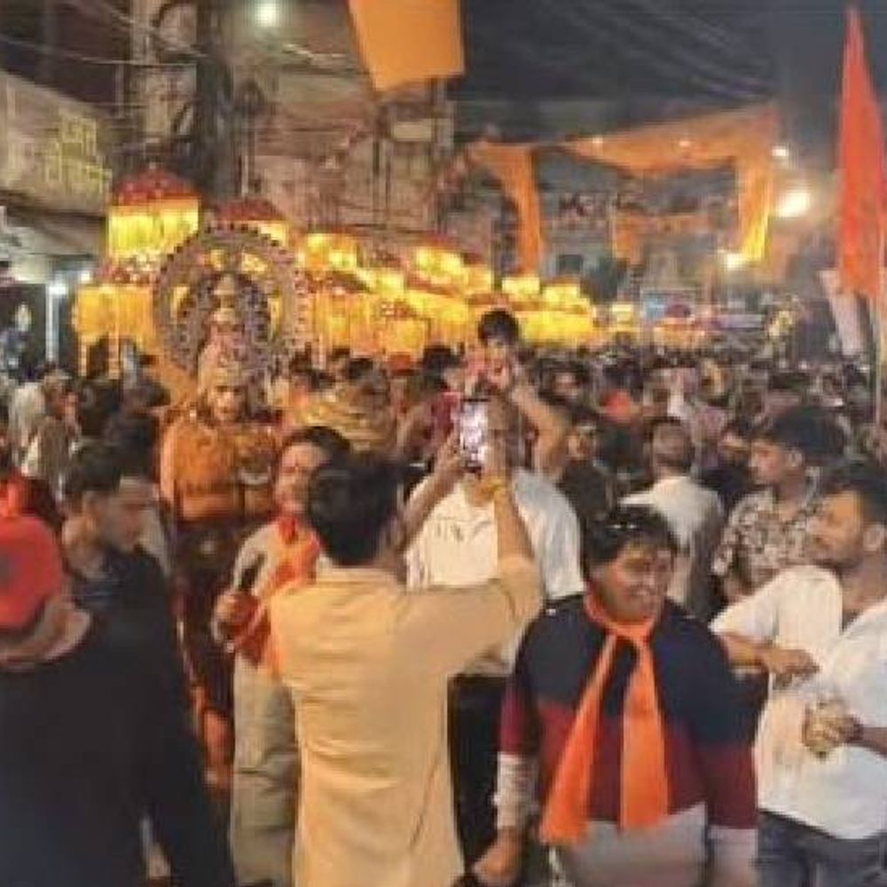 इंदौर में निकली चरण पादुका यात्रा, हेलिकॉप्टर से बरसाए फूल:हिंदू सम्मेलनों में नाचते-गाते, झूमते-थिरकते दिखे लोग; मंत्री विजयवर्गीय भी हुए शामिल