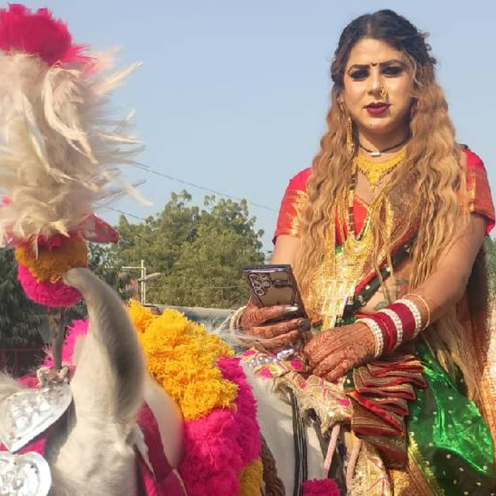 कानपुर में शोभायात्रा में सजधज कर निकले हजारों किन्नर:शाही बग्घी और विटेंज कार में किन्नरों की एक झलक पाने को उमड़ी भीड़