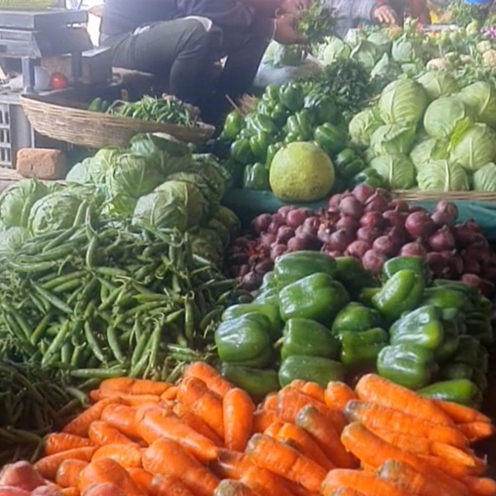 रामगढ़ में सब्जियों के दाम बढ़े:बारिश और ठंड से पैदावार हुई कम, ग्राहक परेशान; रसोई का बजट प्रभावित