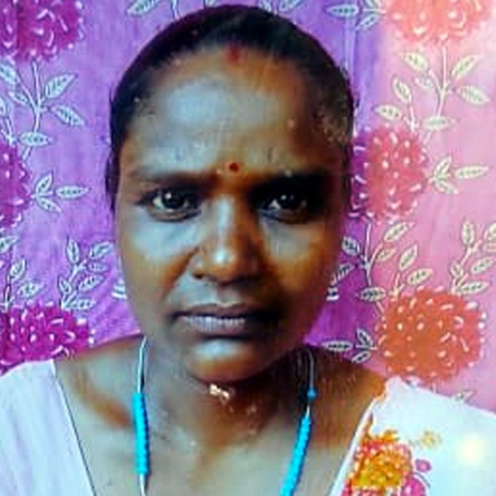 गुमला में हाइवा की टक्कर से महिला की मौत:बाइक सवार दंपती को मारी टक्कर, पति-ननद घायल; अंतिम संस्कार से लौट रहे थे घर