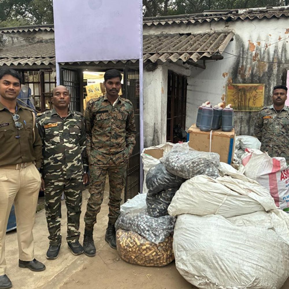 पेटरवार में नकली शराब फैक्ट्री का भंडाफोड़:40 लीटर विभिन्न ब्रांड के विदेशी शराब, फर्जी ईएएल व स्टीकर जब्त