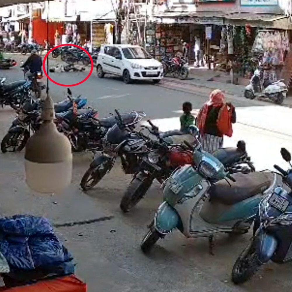 स्कूटी से युवक सड़क पर गिरा, कार ने रौंदा:CCTV में कैद हुई पूरी घटना; तेज रफ्तार में था स्कूटी सवार, सिर और चेहरे पर आई गंभीर चोटें