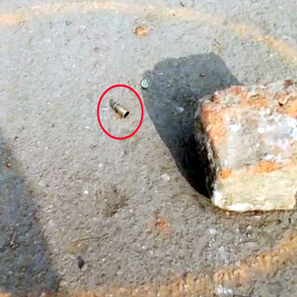 धनबाद में पैसे के लेनदेन पर अंधाधुंध फायरिंग:बाइक पर सवार दो युवकों ने की वारदात, छह खोखे बरामद; निरसा में दहशत