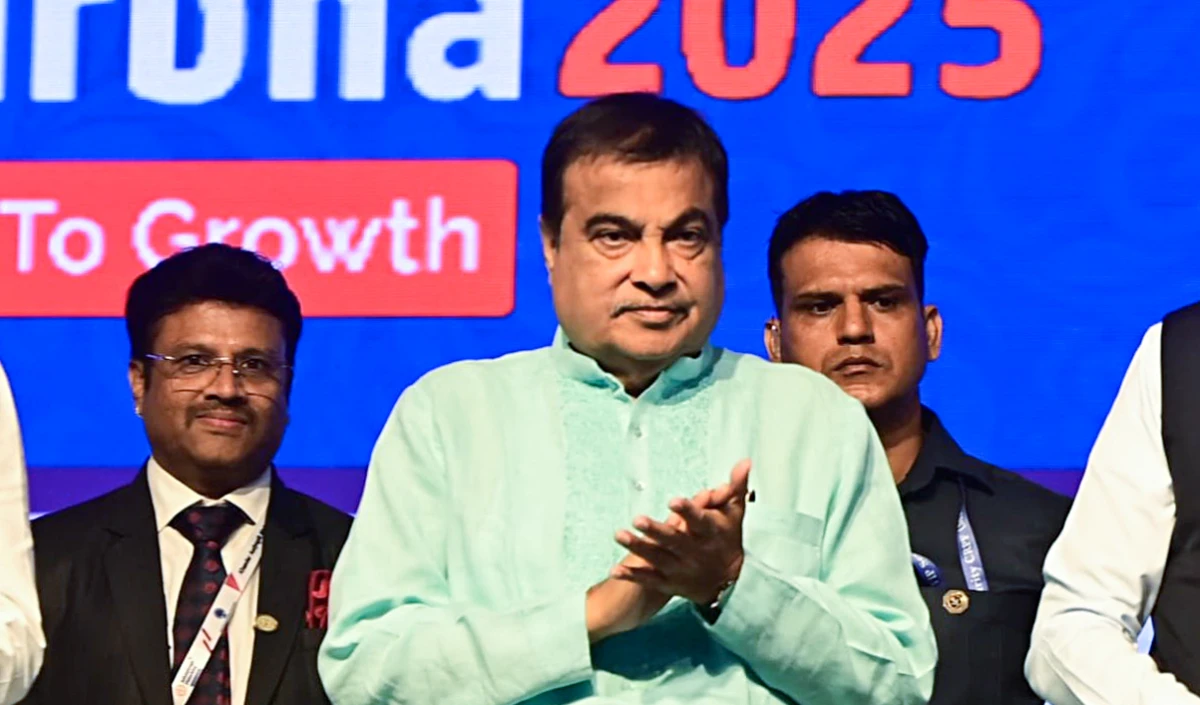 स्लीपर कोच बसों का विनिर्माण वाहन कंपनियों, मान्यता प्राप्त कारखानों में होगा: Nitin Gadkari