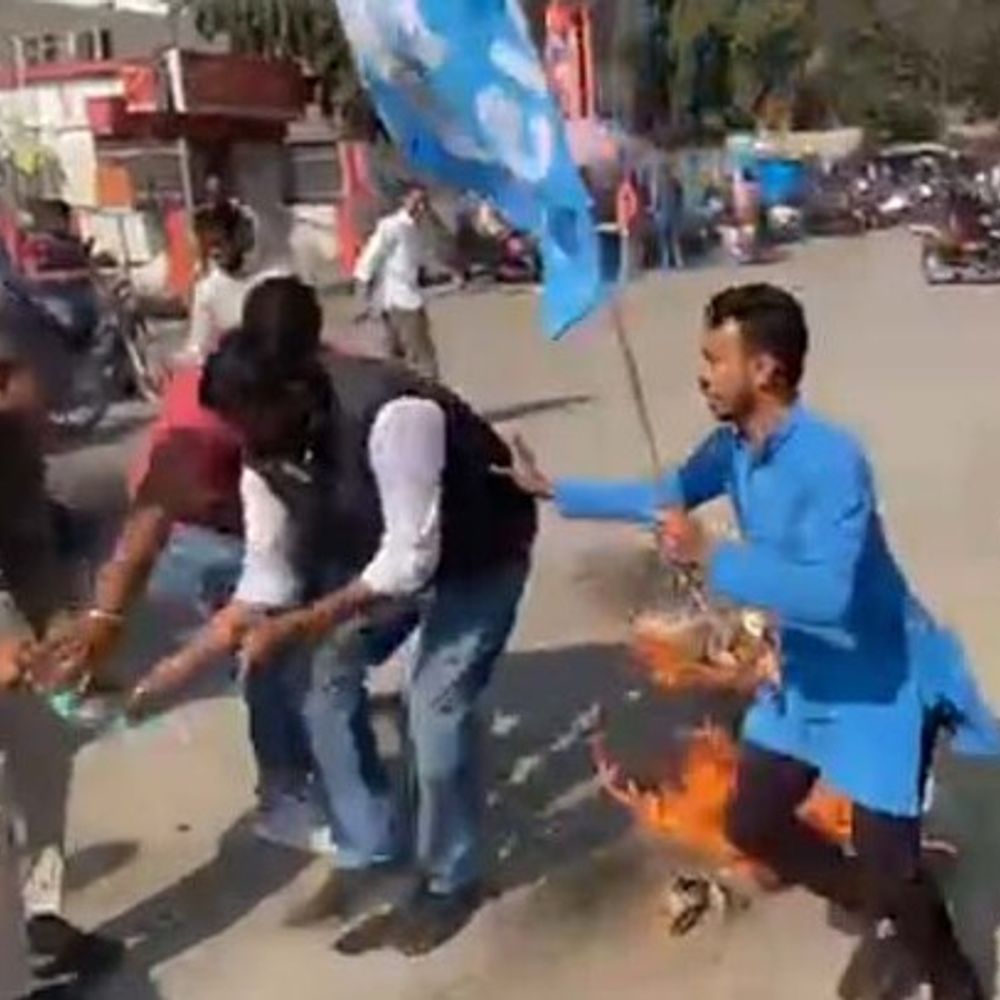 NSUI के राष्ट्रीय अध्यक्ष की गिरफ्तारी के विरोध में प्रदर्शन:प्रधानमंत्री का पुतला दहन, पुलिस के साथ झुमा-झटकी