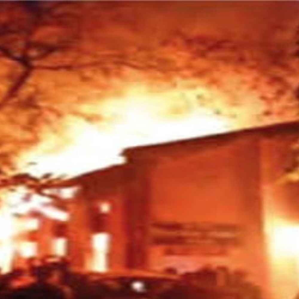 जिला शिक्षा कार्यालय में आग, मध्यान्ह भोजन-छात्रवृत्ति से जुड़ी फाइलें जलीं