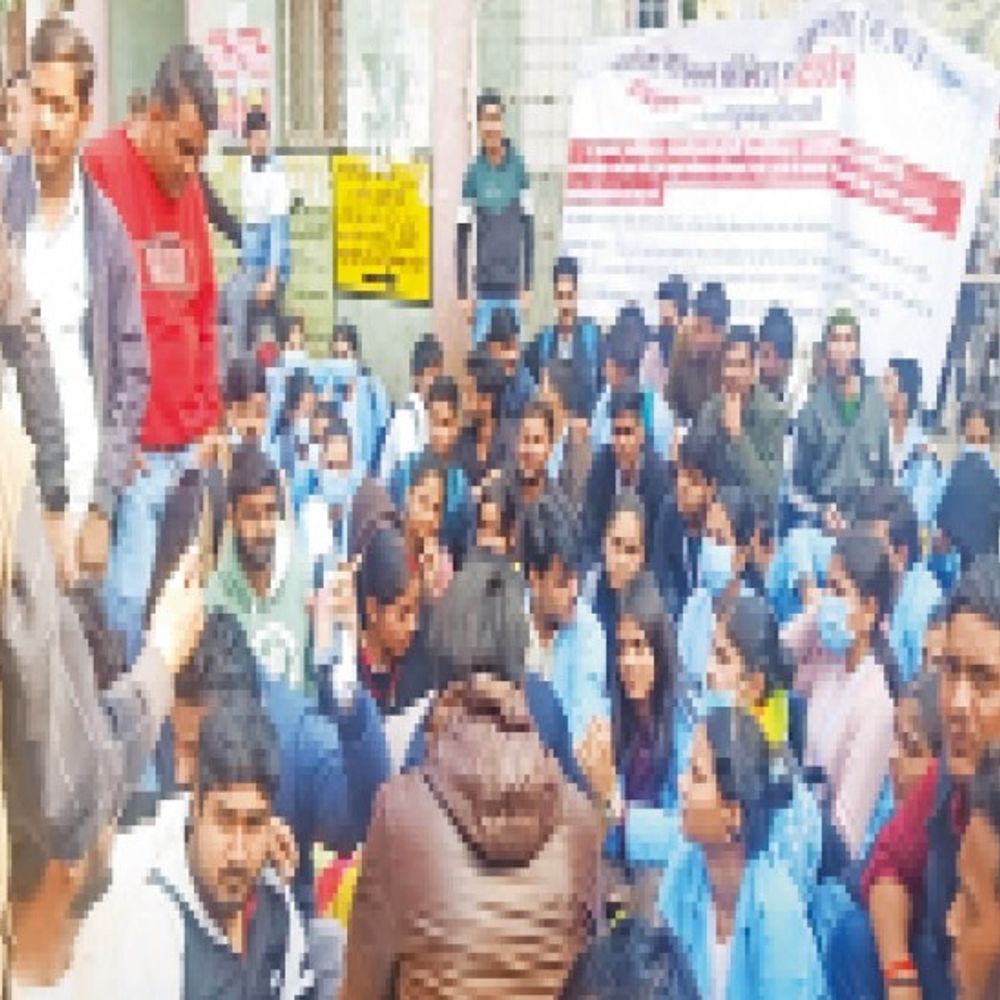 पैरा मेडिकल छात्रों ने GRMC गेट पर की तालाबंदी, आरोप-भविष्य हुआ चौपट