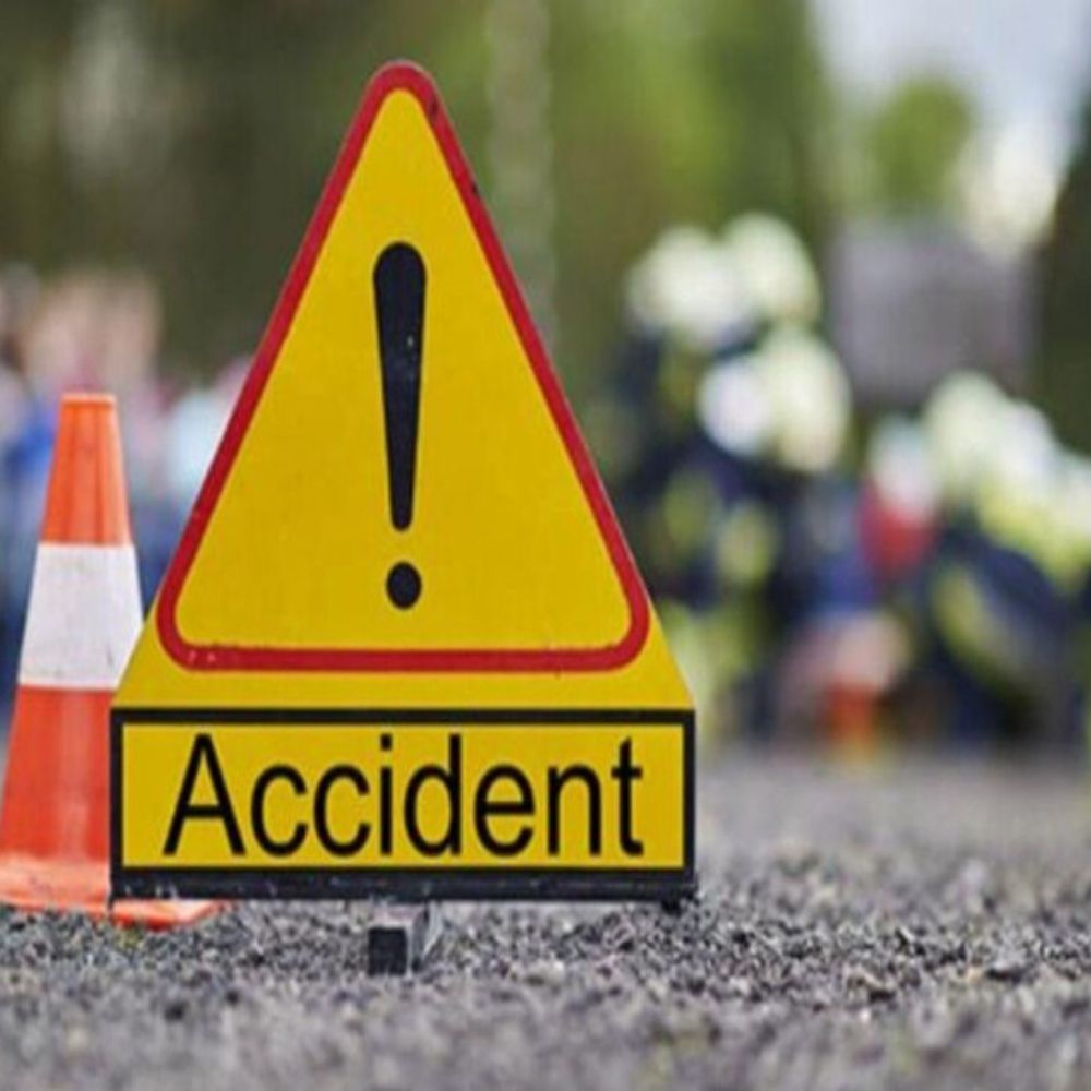 दर्दनाक सड़क हादसा:ओवरटेक करते समय भिड़े तीन वाहन रिक्शा चालक की मौत, 8 गंभीर घायल