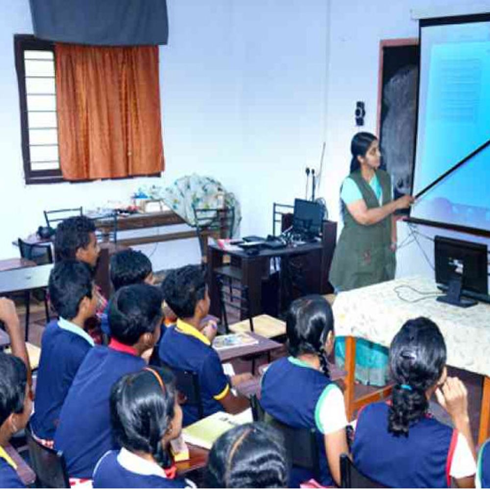 स्मार्ट स्कूल का सपना अधूरा… 20 हजार टैबलेट बेकार, रजिस्टर पर ही काम