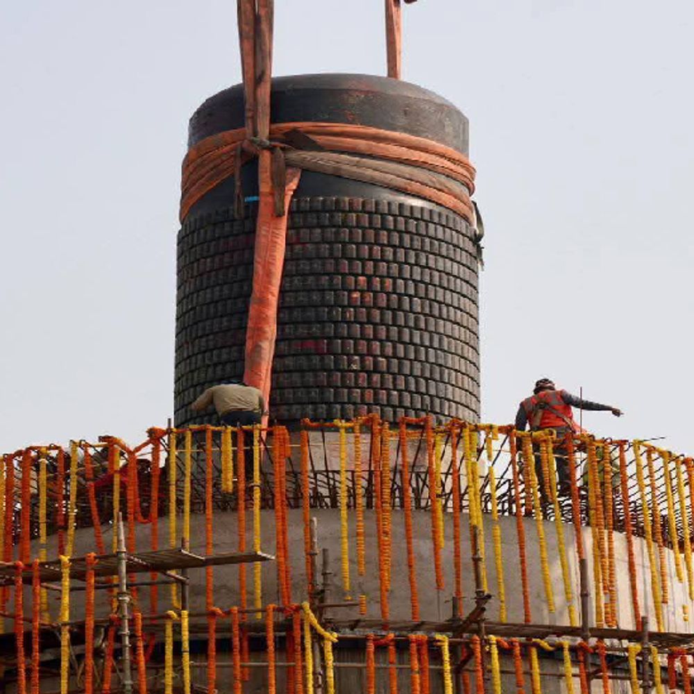 विश्व का सबसे ऊंचा शिवलिंग:कैथवलिया में 7 तीर्थों के पवित्र जल से अभिषेक और हेलीकॉप्टर से पुष्पवर्षा के बीच शिवलिंग को गर्भगृह में किया गया स्थापित