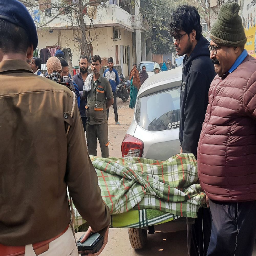 लूट के दौरान घर में घुस रिटायर अफसर की पत्नी की गला रेतकर हत्या की