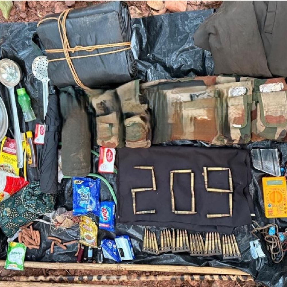 शव निकालने के दौरान एक बार फिर फायरिंग:सारंडा में दूसरे दिन फिर मुठभेड़, दो और नक्सली मारे गए, एक गिरफ्तार